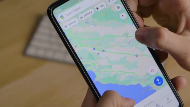 Materiał redakcyjny: Ręce człowieka za pomocą aplikacji Google Maps na smartfonie do nawigacji. Zbliżenie człowieka powiększającego lokalizację na ekranie dotykowym. Zwolniony ruch. — Wideo stockowe