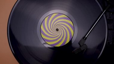 Siyah plak plağı, stili ve kahverengi arka planda iğnesi olan klasik turntable. Eski bir müzik çaların üst görüntüsü. Retro konsept. Kapatın. Yavaş çekim.