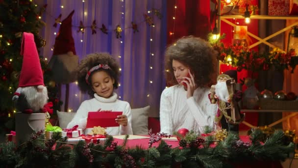 Femme afro-américaine parlant sur son smartphone. Portrait de famille heureux, concept de célébration du Nouvel An. — Video