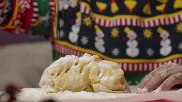 Noel süveteri giymiş küçük Afrikalı Amerikalı kız Noel kurabiyeleri için hamur hazırlıyor. Childs 'ın elleri una yakın çekim. İyi tatiller. Yavaş çekim. — Stok video