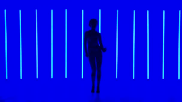 Silhouet van een sierlijke jonge vrouw in volle groei dansende elementen van de moderne dans in de studio tegen een achtergrond van veelkleurige neon lampen. Langzame beweging. Hedendaagse dans concept. — Stockvideo