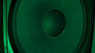 Hoparlörler çalıyor, titreşen zarlar renkli neon lambalarla aydınlatılıyor. Subwoofer ve hoparlörler müzik çalıyordu. Konsept ya da dans partisi. Kapatın. Yavaş çekim.
