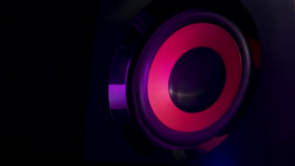 Altavoces de audio iluminados por coloridas luces de neón. Altavoz profesional subwoofer estudio aislado. Concepto para fiesta de música dance. De cerca. Movimiento lento. — Vídeos de Stock