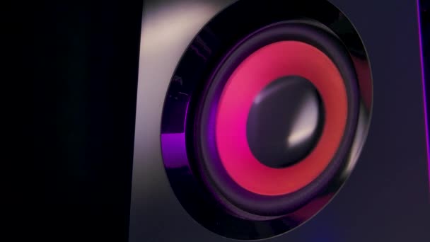 Mover subwoofer de cerca. Parte del orador. Membrana negra iluminada por coloridas luces de neón. Concepto de instrumento musical. De cerca. Movimiento lento. — Vídeos de Stock