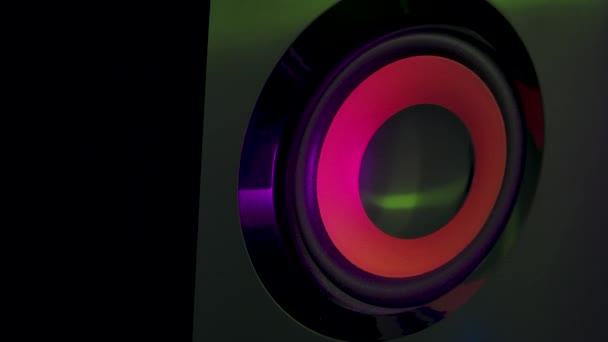 Ses hoparlörleri renkli neon lambalarla aydınlatılıyor. Profesyonel hoparlör subwoofer izole edildi. Dans müziği partisi konsepti. Kapatın. Yavaş çekim. — Stok video