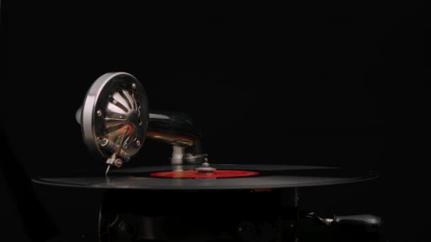 レコードレコードレコードのヴィンテージ古いレコードプレーヤー蓄音機針。木製のケースターンテーブルは黒いスタジオの背景で回転します。レトロなスタイルのパーツを閉じます。スローモーション. — ストック動画