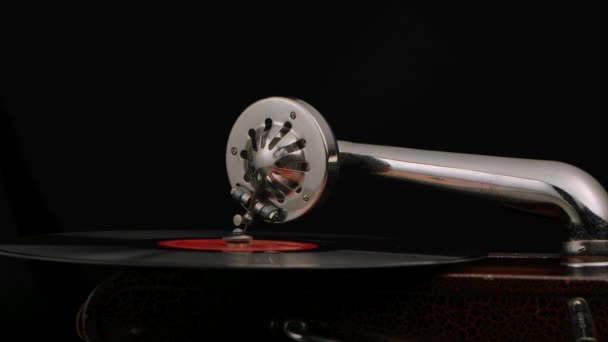 Vintage viejo tocadiscos aguja de gramófono en disco de vinilo. Giradiscos caja de madera gira sobre fondo negro estudio. Parte de estilo retro de cerca. Movimiento lento. — Vídeo de stock