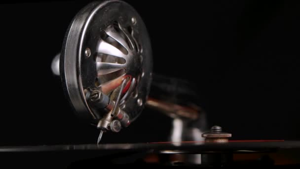 Grande aiguille d'un gramophone vintage sur disque vinyle rotatif. Instrument de musique vintage sur fond de studio noir. Nostalgie. Plaque tournante rétro à proximité. Prise de vue macro détaillée. Mouvement lent. — Video