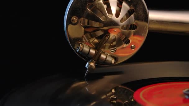 Detailansicht eines Stiftes mit Nadel, die sanft auf einer schwarzen Schallplatte gleitet, die sich am Plattenspieler dreht. Nahaufnahme vom Grammophon spielen. Retro-Konzept. Zeitlupe. — Stockvideo