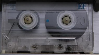Ekstrem makroyla yapılmış bir ses kaseti. Klasik müzik kaseti tekrar çalacak. Kapatın. Yavaş çekim.