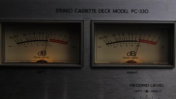 Extrem närbild av indikator dB decibel meter nål rörelse avläsningsnivå går upp och ner på vintage elektroniskt ljud enhet. Instrumentbrädan på bandspelaren. Långsamma rörelser. — Stockvideo