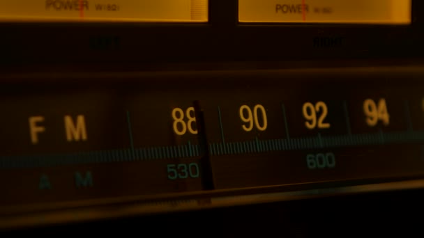 Receptor de radio vintage amarillo y amplificador con escala fm. Tuning radiofrecuencia analógica en la escala del receptor retro. Buscando emisoras en la vieja radio. De cerca. Movimiento lento. — Vídeo de stock