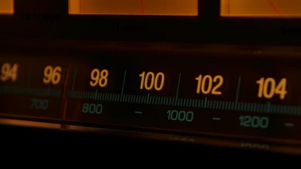 Gele vintage radio ontvanger en versterker met fm schaal. Analoge radiofrequentie afstemmen op de schaal van de retro ontvanger. Op zoek naar stations op de oude radio. Sluit maar af. Langzame beweging. — Stockvideo