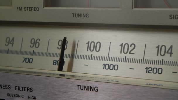 Vintage radio ontvanger en versterker met fm schaal. Analoge radiofrequentie afstemmen op de schaal van de retro ontvanger. Op zoek naar stations op de oude radio. Sluit maar af. Langzame beweging. — Stockvideo