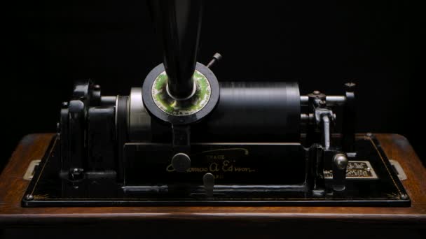 Klassiker Edison Phonograph spiller musikk gjennom et horn på svart studiobånd. Retro veteranmaskin for å reprodusere lyd og lytte til musikk. Lukk igjen. Langsom bevegelse. – stockvideo