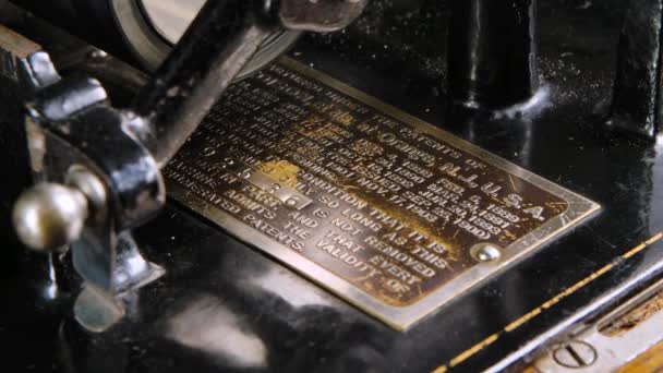 Patentes de metal plano macro detalladas con número de serie del fonógrafo retro Edison. Máquina vintage para reproducir sonido haciendo escuchar música. De cerca. Movimiento lento. — Vídeo de stock