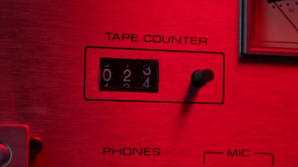Zamknij ladę magnetofonu kasetowego. Koncepcja naprawy odtwarzacza kasetowego. — Wideo stockowe