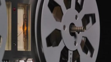 Bobbin kayıt cihazı. Eski makara teyp, eski kaseti döndürüp kapatıyor. Popüler Disko Eğilimleri 70 'ler, 80' ler.