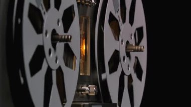 Klasik profesyonel analog makaradan makaraya ses manyetik teyp kaydedicisi. Filmler hareket ediyor, plak veya müzik çalıyor. Retro kaydedici makine eski moda ses delisi için mükemmel. Kapat..