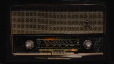 Antika ahşap radyo alıcısı. Medya ve erken dönem müziğini dinleyerek. Retro canlanma ve nostalji konsepti. Antika uzmanları için bir poster..