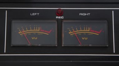 Klasik ses kayıt cihazının analog VU ölçümleri. Müzikle senkronize hareket eden okla ses seviyeleri gösteriliyor. Gösterge paneli kapat.