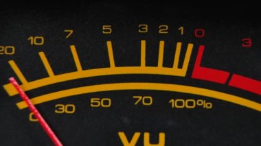 Klasik ses kayıt cihazının analog VU ölçümleri. Müzikle senkronize hareket eden okla ses seviyeleri gösteriliyor. Gösterge paneli kapat.