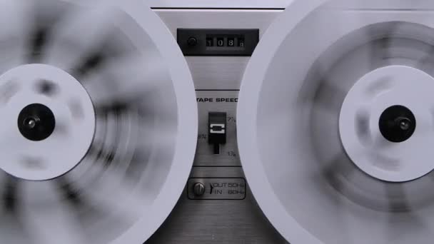 Vecchio mulinello a bobina registratore riavvolge nastro retrò. Giocatore di musica vintage da vicino. Rotazione bobine colore metallico. — Video Stock