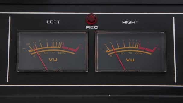 Analoge VU meters op klassieke hi-fi reel-to-reel tape recorder. Weergave geluidsniveaus met pijl bewegen in sync met muziek. Dashboard close-up. — Stockvideo