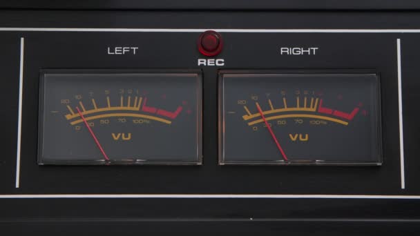 Analoga VU-mätare på klassisk hi-fi-rullbandspelare. Visa ljudnivåer med pil som rör sig i synk till musik. Dashboard på nära håll. — Stockvideo