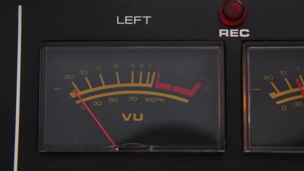 Analoga VU-mätare på klassisk hi-fi-rullbandspelare. Visa ljudnivåer med pil som rör sig i synk till musik. Dashboard på nära håll. — Stockvideo