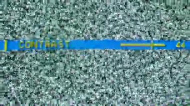 Eski bir televizyondaki ayarlar menüsü. Karşıtlık ayarlaması. Analog televizyonun soyut sesi. Görüntü sinyalinde piksel gürültüsü var. Siyah beyaz arka plan. Retro televizyon. Makro, kapat..