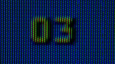 Ekran renkli TV 'de çalışan pikseller, yakın çekimde bir video oynatıcısı. Mavi arkaplanda 1 'den 10' a kadar sayılar sayılıyor. Makro.