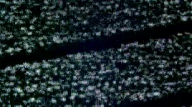 Sinyal yok. Beyaz gürültü. Televizyon çekmiyor. Eski bir analog televizyon ekranından gelen statik taneli ses dalgaları. Arkaplan için televizyon kumlu ses efektli doku.