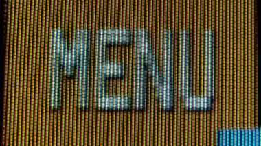 Ekran renkli TV 'de çalışan pikseller, yakın çekimde bir video oynatıcısı. Analog TV ekranındaki menü yanıp sönüyor. Makro.