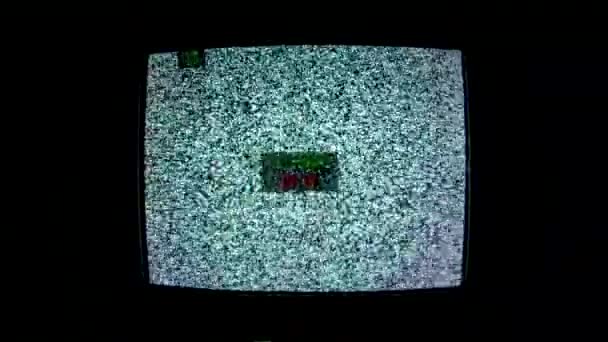 No hay señal, mensaje con efecto de fallo en la vieja pantalla de TV. Ruido de píxeles. Error de choque. Vídeo dañado. De cerca.. — Vídeo de stock