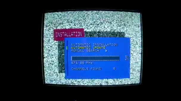 古いアナログテレビでチャンネルをチューニングします。表示にクラッシュ効果。ピクセルノイズ。クラッシュエラー。損傷のビデオ.クローズアップ. — ストック動画