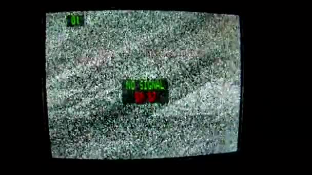 Antiguo televisor muestra el ruido estático y el mensaje No Signal. Pantalla de televisión con ruido blanco causado por mala recepción de señal. De cerca.. — Vídeo de stock