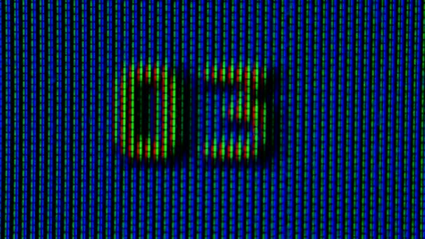 Рабочие пиксели в экране цветного телевизора, с воспроизведением видео крупным планом. На синем фоне подсчитываются числа от 1 до 10. Макро. — стоковое видео