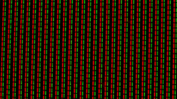 Λειτουργώντας pixels στην έγχρωμη τηλεόραση οθόνης, με μια αναπαραγωγή βίντεο από κοντά. Πράσινα και κόκκινα pixels τρεμοπαίζουν σε μαύρο φόντο. Μακρό. — Αρχείο Βίντεο
