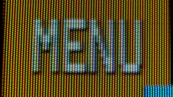 Pixels de trabalho na tela TV a cores, com uma reprodução de vídeo de perto. O menu pisca no visor analógico da TV. Macro. — Vídeo de Stock