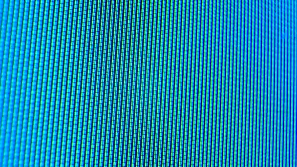 Píxeles de trabajo en el televisor a color de pantalla, con una reproducción de vídeo de cerca. Flecha roja corriendo sobre un fondo azul de píxeles verdes. Macro. — Vídeos de Stock