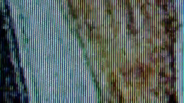 Çalışan eski analog TV ekranındaki pikseller kapanıyor. Kırmızı, mavi ve yeşil noktalar ekrandaki görüntüyü oluşturur. Makro. Kapat..