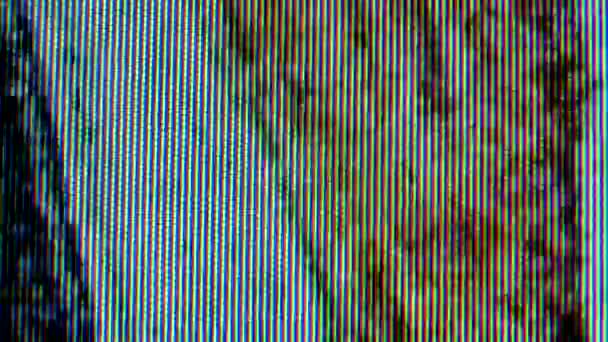 Pixels in het werkende oude analoge tv-scherm close-up. Rode, blauwe en groene stip maken de afbeelding op het scherm. Een Macro. Sluiten.. — Stockvideo