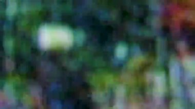 Çalışan eski analog TV ekranındaki pikseller kapanıyor. Kırmızı, mavi ve yeşil noktalar ekrandaki görüntüyü oluşturur. Makro. Kapat..