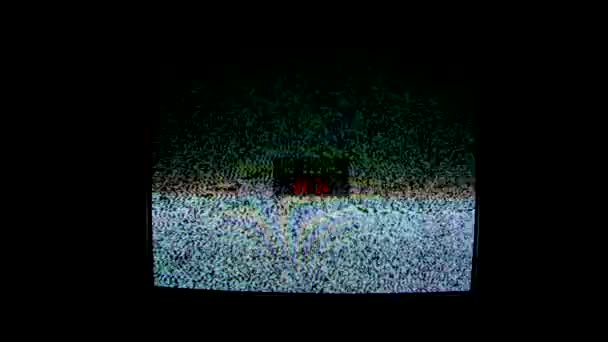 Screen of TV with glitch in broadcasting or problems with connection having colorful stripes and words Nincs jel. Régi TV, fekete háttérzajjal. Közelről.. — Stock videók