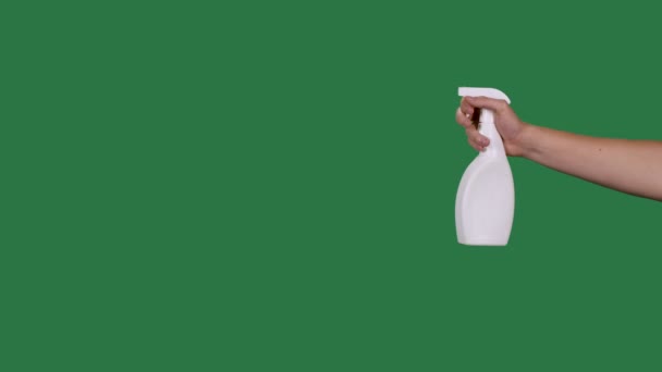 Man handen håller en sprayflaska och sprayar ett desinfektionsmedel alkohol medel för att desinficera Covid 2019 corona virus. Grön skärm, kromnyckel. Sakta i backarna. Närbild. — Stockvideo