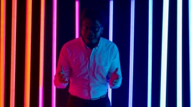 Şok olmuş ve şaşırmış bir şekilde kameraya bakan Afro-Amerikan bir erkeğin portresi. Yavaş çekim.