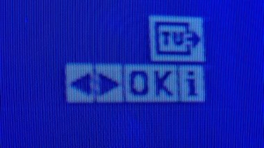Eski bir analog televizyon ekranının makro görüntüsü. Analog retro TV ayarları menüsü çok yakın planda. Mavi piksel arka plan. Retro TV.