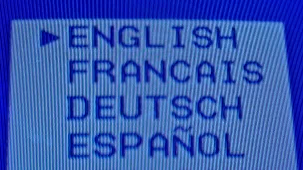 Menú de ajustes en un televisor antiguo. Ajuste de idioma. Fondo de píxeles azules. Retro tv. Macro de cerca. — Vídeos de Stock