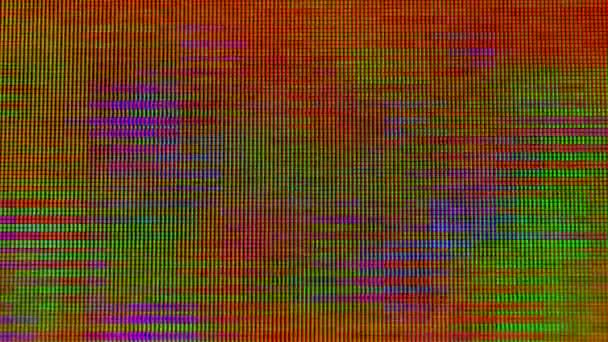 Glitch de pantalla realista multicolor abstracto parpadea, daña el efecto de película antigua, señal de TV vintage analógica con malas interferencias y barras de color, fondo de ruido estático. Macro de cerca. — Vídeos de Stock